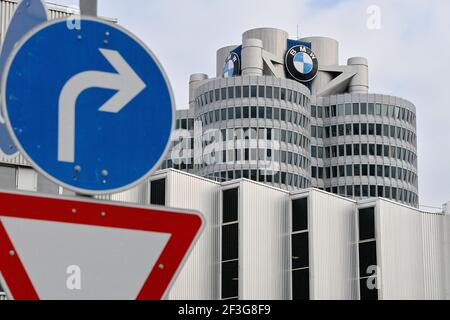 München, Deutschland. März 2021, 16th. Der Hauptsitz der BMW Group in der bayerischen Hauptstadt. Das Unternehmen legt seinen Geschäftsbericht am 17,3.2021 vor. Kredit: Peter Kneffel/dpa/Alamy Live Nachrichten Stockfoto