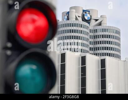 München, Deutschland. März 2021, 16th. Der Hauptsitz der BMW Group in der bayerischen Hauptstadt. Das Unternehmen legt seinen Geschäftsbericht am 17,3.2021 vor. Kredit: Peter Kneffel/dpa/Alamy Live Nachrichten Stockfoto