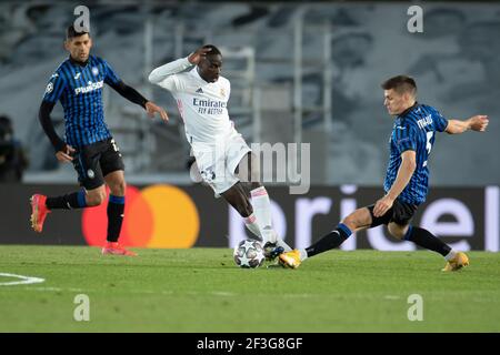 Madri, Spanien. März 2021, 16th. Real Madrids Ferland Mendy (C) spielt mit Atalanta's Joakim Maehle (R) während einer UEFA Champions League Runde von 16 Zweitligaspiel zwischen Real Madrid und Atlanta in Madrid, Spanien, 16. März 2021. Quelle: Meng Dingbo/Xinhua/Alamy Live News Stockfoto