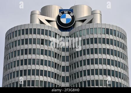 München, Deutschland. März 2021, 16th. Der Hauptsitz der BMW Group in der bayerischen Hauptstadt. Das Unternehmen legt seinen Geschäftsbericht am 17,3.2021 vor. Kredit: Peter Kneffel/dpa/Alamy Live Nachrichten Stockfoto