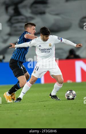 Madri, Spanien. März 2021, 16th. Real Madrids Marco Asensio (R) spielt mit Atalanta's Joakim Maehle während einer UEFA Champions League Runde von 16 Zweitligaspiel zwischen Real Madrid und Atlanta in Madrid, Spanien, 16. März 2021. Quelle: Meng Dingbo/Xinhua/Alamy Live News Stockfoto