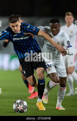 Madri, Spanien. März 2021, 16th. Real Madrids Vinicius Junior (R) spielt mit Atalanta's Joakim Maehle während einer UEFA Champions League Runde von 16 Zweitligaspiel zwischen Real Madrid und Atlanta in Madrid, Spanien, 16. März 2021. Quelle: Meng Dingbo/Xinhua/Alamy Live News Stockfoto