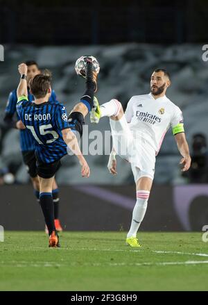 Madri, Spanien. März 2021, 16th. Karim Benzemay (R) von Real Madrid spielt mit Marten de Roon von Atalanta während einer UEFA Champions League-Runde von 16 Fußballspielen mit der zweiten Etappe zwischen Real Madrid und Atlanta in Madrid, Spanien, 16. März 2021. Quelle: Meng Dingbo/Xinhua/Alamy Live News Stockfoto