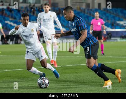 Madri, Spanien. März 2021, 16th. Real Madrids Rodrygo (L vorne) steht mit Atalanta's Luis Muriel während einer UEFA Champions League Runde von 16 Zweitligaspiel zwischen Real Madrid und Atlanta in Madrid, Spanien, 16. März 2021. Quelle: Meng Dingbo/Xinhua/Alamy Live News Stockfoto