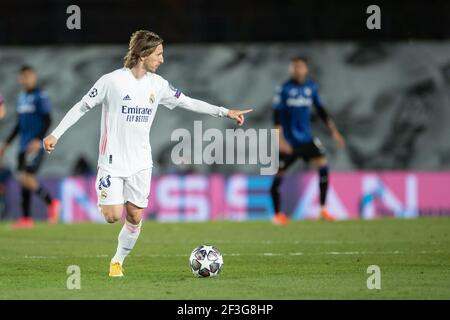 Madri, Spanien. März 2021, 16th. Luka Modric von Real Madrid tritt während einer UEFA Champions League-Runde mit 16 Fußballspielen in der zweiten Etappe zwischen Real Madrid und Atlanta am 16. März 2021 in Madrid, Spanien, an. Quelle: Meng Dingbo/Xinhua/Alamy Live News Stockfoto