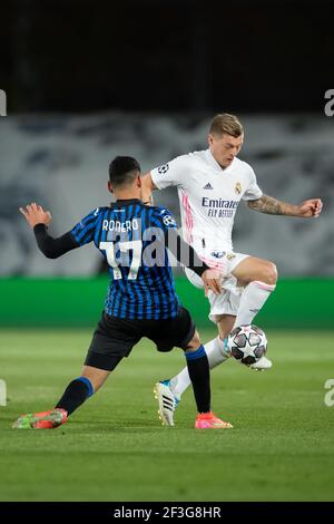 Madri, Spanien. März 2021, 16th. Real Madrids Toni Kroos (R) spielt mit Atalanta's Cristian Romero während eines UEFA Champions League-Spiels von 16 Sekunden zwischen Real Madrid und Atlanta in Madrid, Spanien, am 16. März 2021. Quelle: Meng Dingbo/Xinhua/Alamy Live News Stockfoto