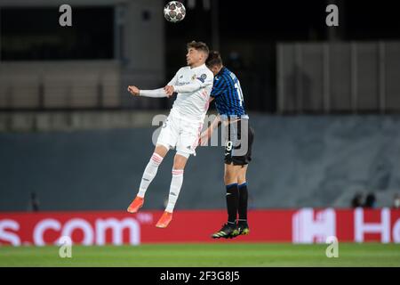 Madri, Spanien. März 2021, 16th. Real Madrids Rafael Varane (L) spielt mit Atalanta's Berat Djimsiti während einer UEFA Champions League Runde von 16 Zweitligaspiel zwischen Real Madrid und Atlanta in Madrid, Spanien, 16. März 2021. Quelle: Meng Dingbo/Xinhua/Alamy Live News Stockfoto