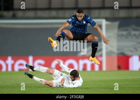 Madri, Spanien. März 2021, 16th. Real Madrids Nacho (unten) spielt mit Atalanta's Luis Muriel während einer UEFA Champions League Runde von 16 Zweitligaspiel zwischen Real Madrid und Atlanta in Madrid, Spanien, 16. März 2021. Quelle: Meng Dingbo/Xinhua/Alamy Live News Stockfoto