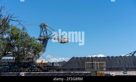 Mackay, Queensland, Australien - März 2021: Riesige Maschinen unter Kohlevorräte am Exportterminal Stockfoto