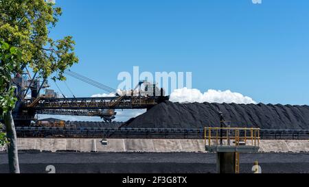 Mackay, Queensland, Australien - März 2021: Riesige Maschinen unter Kohlevorräte am Exportterminal Stockfoto