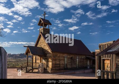 Die alte Kirche am Ende der Main Street in der alten Bergbau Geisterstadt Goldfield, Arizona. Stockfoto