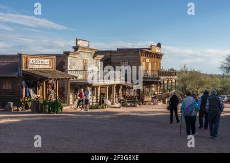 Touristen laufen entlang der Gebäude auf der Main Street in der alten Bergbau Geisterstadt Goldfield, Arizona. Stockfoto