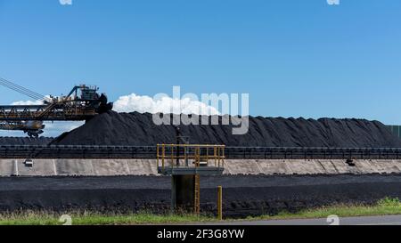 Mackay, Queensland, Australien - März 2021: Riesige Maschinen unter Kohlevorräte am Exportterminal Stockfoto