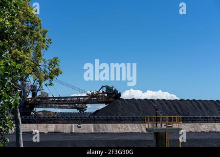 Mackay, Queensland, Australien - März 2021: Riesige Maschinen unter Kohlevorräte am Exportterminal Stockfoto