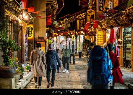 Shangrila China , 8. Oktober 2020 : Chinesische Touristen in der Fußgängerzone Einkaufsstraße Dukezong Altstadt beleuchtet in der Nacht in Shangri-La Yunnan C Stockfoto