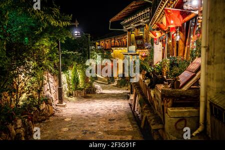 Shangrila China , 8. Oktober 2020 : Blick auf Dukezong tibetische Altstadt bei Nacht in Shangri-La Yunnan China Stockfoto