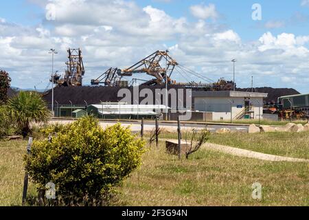 Mackay, Queensland, Australien - März 2021: Riesige Maschinen arbeiten an Kohlevorräten am Hay Point Kohleterminal Stockfoto