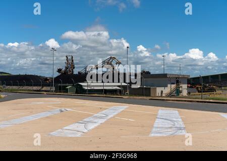 Mackay, Queensland, Australien - März 2021: Riesige Maschinen arbeiten an Kohlevorräten am Hay Point Kohleterminal Stockfoto