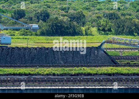 Mackay, Queensland, Australien - März 2021: Riesige Maschinen unter Kohlevorräte am Exportterminal Stockfoto