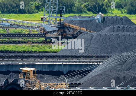 Mackay, Queensland, Australien - März 2021: Riesige Maschinen unter Kohlevorräte am Exportterminal Stockfoto