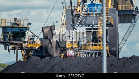 Mackay, Queensland, Australien - März 2021: Riesige Maschinen unter Kohlevorräte am Exportterminal Stockfoto