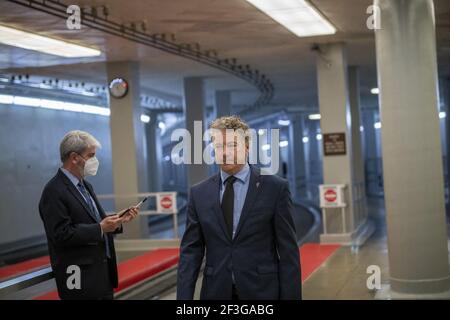 US-Senator Rand Paul (Republikaner von Kentucky) macht seinen Weg durch den Senat U-Bahn für eine Abstimmung im US-Capitol in Washington, DC, USA, Dienstag, 16. März, 2021. Foto von Rod Lampey/CNP/ABACAPRESS.COM Stockfoto