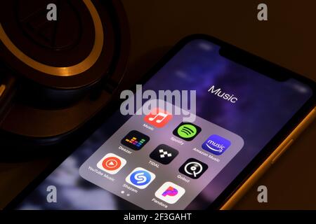 Verschiedene Musik-Apps – Apple Music, Spotify, Amazon Music, Deezer, TIDAL, Qobuz, YouTube Music, Shazam und Pandora - sind auf einem iPhone zu sehen. Stockfoto