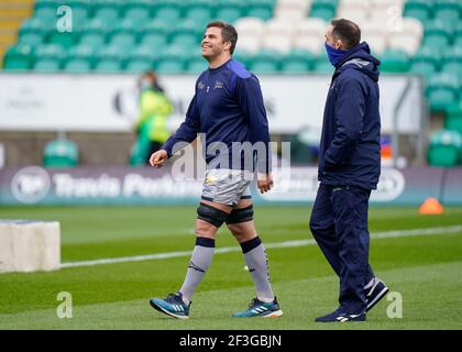 Verkauf Sharks Flanker Jono Ross teilt einen Witz mit Director of Rugby Alex Sanderson vor einem Gallagher Premiership Runde 13 Rugby Union Spiel, Samstag, Stockfoto