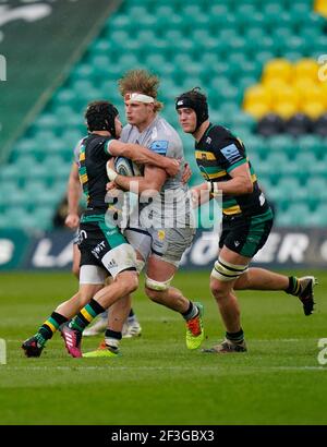 Sale Sharks No,8 Dan Du Preez wird von Northampton Saints Center Piers Francis während eines Gallagher Premiership Runde 13 Rugby Union Spiel gehalten, Samstag, Stockfoto