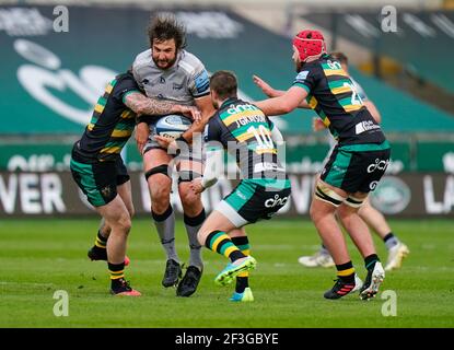 Sale Sharks Lock Lood De Jager trifft in der Northampton Saints Verteidigung während eines Gallagher Premiership Runde 13 Rugby Union Spiel, Samstag, 13. März, Stockfoto