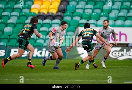 Sale Sharks Fly-half AJ McGinty sieht aus, Sale Sharks Flügel Byron McGuigan während eines Gallagher Premiership Runde 13 Rugby Union Spiel, Samstag, März zu füttern Stockfoto