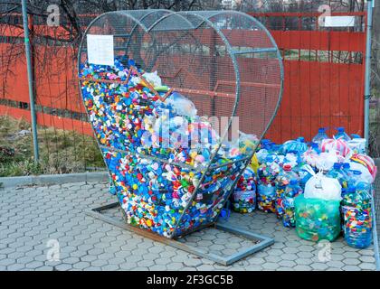Herz geformte Recycling-oder Recycling-Papierkorb zum Sammeln von Kunststoffkappen Für die Spendenaktion "Caps for the Future" der Wohltätigkeitsinitiative In Sofia Bulgarien Stockfoto