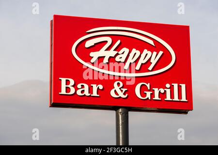 Happy Bar and Grill riesige rote Plakatwand, die eine der beliebtesten Restaurantketten in Sofia, Bulgarien, Osteuropa, EU, annonciert Stockfoto