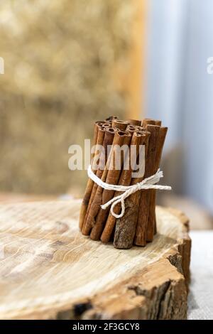 Ein Bündel Zimtstangen auf einem Holzstumpf. Natürliche Würze. Stockfoto