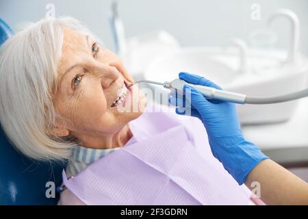 Zahnmediziner mit Luft Wasser Spray Handstück Stockfoto