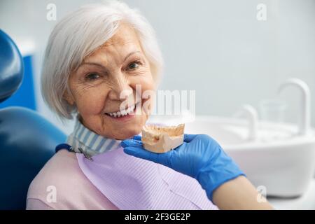 Fröhlicher Rentner, der den Kieferpflaster-Schimmel genehmigt Stockfoto