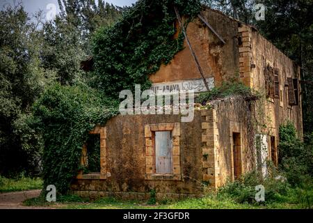 Der alte historische Bahnhof befindet sich in der ländlichen Gegend Chouit im wunderschönen Libanon Stockfoto