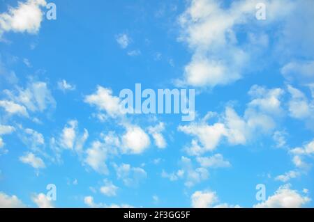 Vereinzelte Wolken am blauen Himmel Stockfoto