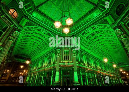 REDAKTIONELLE VERWENDUNG NUR Leadenhall Market in London schließt sich der Global Greenings-Kampagne von Tourism Ireland an, um den St. Patrick's Day am Mittwoch, den 17th. März, zu feiern. Ausgabedatum: Mittwoch, 17. März 2021. Stockfoto