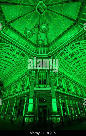 REDAKTIONELLE VERWENDUNG NUR Leadenhall Market in London schließt sich der Global Greenings-Kampagne von Tourism Ireland an, um den St. Patrick's Day am Mittwoch, den 17th. März, zu feiern. Ausgabedatum: Mittwoch, 17. März 2021. Stockfoto