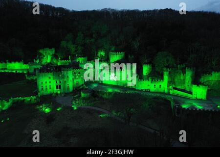 REDAKTIONELLE VERWENDUNG NUR Luftaufnahmen von Gwrych Castle in Abergele, Nordwales schließt sich Tourism Ireland???s Global Greenings Kampagne an, um den St. Patrick's Day zu feiern, der am Mittwoch, 17th. März stattfindet. Ausgabedatum: Mittwoch, 17. März 2021. Stockfoto