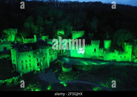 REDAKTIONELLE VERWENDUNG NUR Luftaufnahmen von Gwrych Castle in Abergele, Nordwales schließt sich Tourism Ireland???s Global Greenings Kampagne an, um den St. Patrick's Day zu feiern, der am Mittwoch, 17th. März stattfindet. Ausgabedatum: Mittwoch, 17. März 2021. Stockfoto