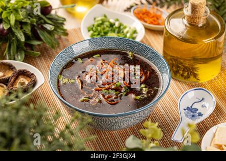 Würzige chinesische Rindersuppe Stockfoto