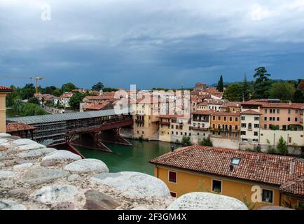 Bassano del Grappa, Italien - 6 September, 2019: Die hölzerne Brücke, Ponte degli Alpini, auf dem Brenta Fluss bedeckt, im Jahre 1569 durch die arachiten konzipiert Stockfoto