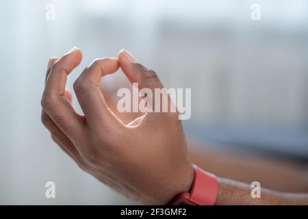 Nahaufnahme einer mans Hand in Mudra Stockfoto