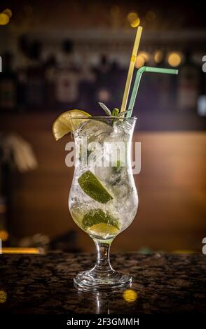 Kalter Cocktail mit Limette Stockfoto
