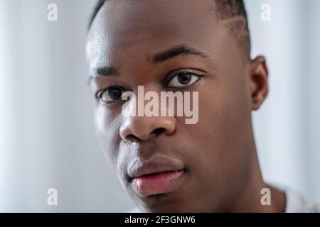 Portraitbild eines dunkelhäutigen jungen Mannes Stockfoto