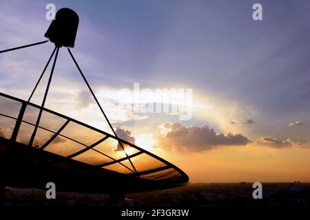 Satellitenschüssel Silhouette auf Dämmerung Himmel Hintergrund Stockfoto