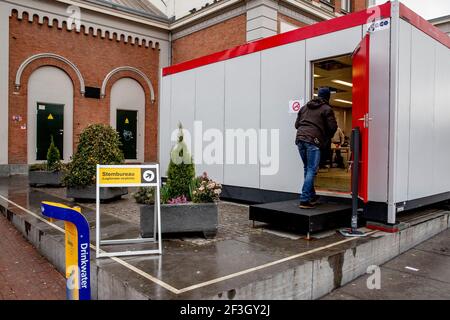 DORDRECHT, NIEDERLANDE - MÄRZ 17: Ein Mann wird gesehen, wie er am 17. März 2021 während der Parlamentswahlen in den Niederlanden 2021 in Dordrecht, Niederlande, in ein Wahllokal im Hauptbahnhof eindringt. Mittwoch ist offizieller Wahltag, nachdem bereits am Montag und Dienstag Wahllokale eröffnet wurden, um älteren und schutzbedürftigen Gruppen die Möglichkeit zu geben, am Mittwoch zu wählen und die Massen von Wählern zu vermeiden. (Foto von Niels Wenstedt/BSR Agency/Alamy Live News) Stockfoto