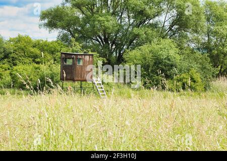 Jagdstand auf einer Wiese im ländlichen Deutschland an einem sonnigen Frühlingstag. Stockfoto